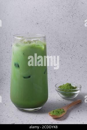 foyer sélectif, boisson naturelle matcha avec glace, latte avec lait. thé dans un grand verre Banque D'Images