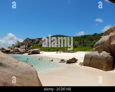 Plage d'Anse Marron, Seychelles. Highlighs sont une piscine d'eau salée naturelle coupée de l'océan en imposant des formations de rochers, la beauté de la plage, Banque D'Images