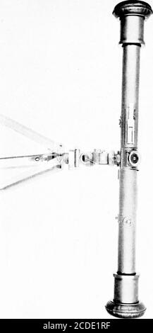 . Problèmes de physique. Dérivé de situations et d'expérience militaires . SYSTÈME D'ÉRECTION PORRO PRISMOBJECTIVE FIGURE 5 TÉLESCOPE AVEC SYSTÈME D'ÉRECTION PORRO PRISM 48. Tracez les rayons à travers une paire de prismes porro. L'image est-elle érigée ? 49. Combien de réflexions subissent les rayons ?. Figure 6. Détecteur de plage de base horizontal d'un mètre. SYSTÈMES OPTIQUES 143 Banque D'Images