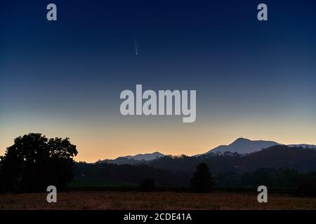 Comet Neowise dans le ciel nocturne en juillet vu d'un champ rural à Windsor avec le mont Sainte-Hélène en arrière-plan. Banque D'Images