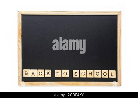 Retour à l'école mots lettrage sur le tableau noir de l'école. Éducation, concept de rentrée, vue de dessus, plat. Copier l'espace. Banque D'Images