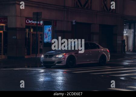 NEW YORK, ÉTATS-UNIS - 25 février 2020 : une photo de la BMW M5 vue de face 3/4 dans les rues de Manhattan. Banque D'Images