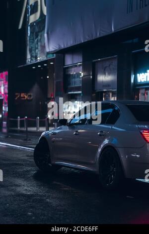 NEW YORK, ÉTATS-UNIS - 25 février 2020 : une photo de la BMW M5 vue de l'arrière 3/4 dans les rues de Manhattan. Banque D'Images