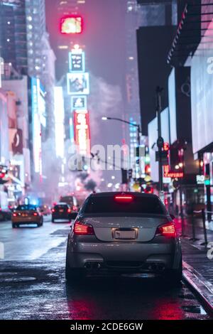 NEW YORK, ÉTATS-UNIS - 25 février 2020 : une photo de la BMW M5 vue de l'arrière 3/4 dans les rues de Manhattan. Banque D'Images