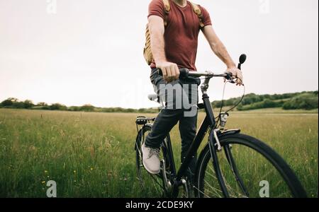 Homme vélo dans la nature Banque D'Images