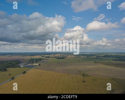 Photo de drone, paysage estonien, ciel nuageux jour d'été,. Photo de haute qualité Banque D'Images