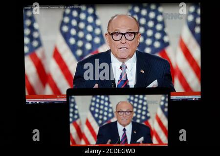 Washington, États-Unis. 28 août 2020. Photo prise à Arlington, Virginie, États-Unis, 27 août 2020 montre des écrans montrant l'ancien maire de New York et l'avocat personnel de Trump Rudy Giuliani parlant pendant la Convention nationale républicaine de Washington, DC 2020 crédit: Liu Jie/Xinhua/Alay Live News Banque D'Images