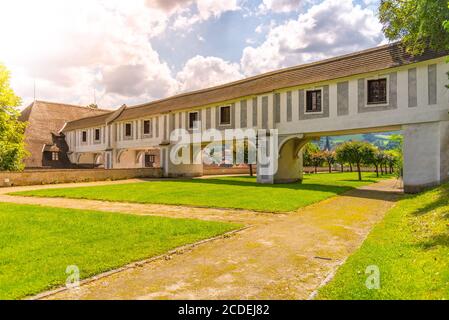 Pont reliant le couloir entre le théâtre du château et les jardins du château. Cesky Krumlov, République tchèque. Banque D'Images