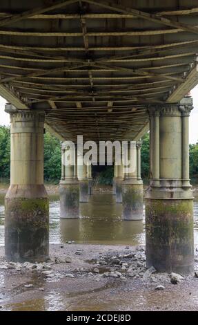 Le dessous du pont ferroviaire de Kew vu de Strand-on-the-Green en regardant vers le côté sud de la rivière Thames.London, Angleterre, Royaume-Uni. Banque D'Images