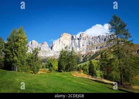 Magnifique paysage alpin. Village de Carezza. Groupe de montagne Roda di Vael. Banque D'Images