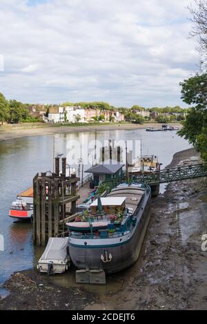 Vu depuis le pont de Kew, des bateaux de croisière fluviaux et des bateaux maison amarrés à Kew Pier sur le côté sud de la Tamise, Londres, Angleterre, Royaume-Uni. Banque D'Images