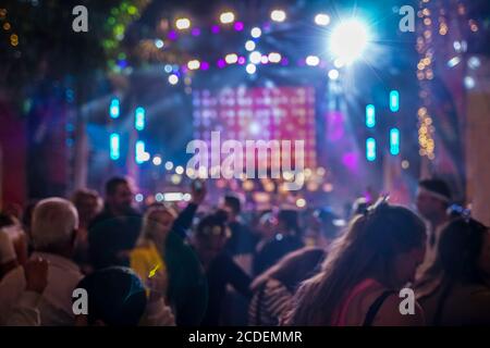 Silhouette mains de public foule les gens appréciant le club partie concert, fête de fête, nuit blurry club partie musique danse son. Banque D'Images