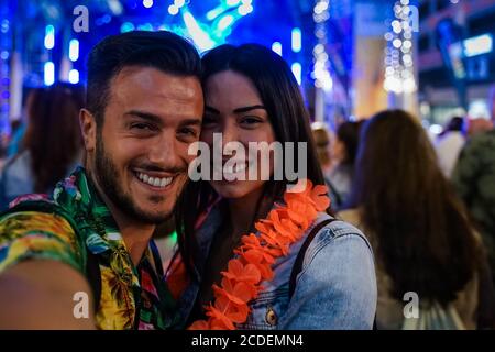 Petit ami et petite amie à la première date. Couple heureux d'amoureux au début de l'histoire d'amour . Homme et jeune femme s'amusant à la fête . Drôle et lo Banque D'Images