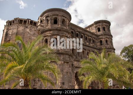 Porte romaine de Porta Nigra à Trèves, en Allemagne, vue du nord Banque D'Images