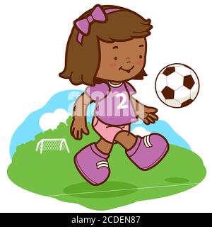 Une petite fille joueur de football frappe une balle sur le terrain de jeu. Banque D'Images