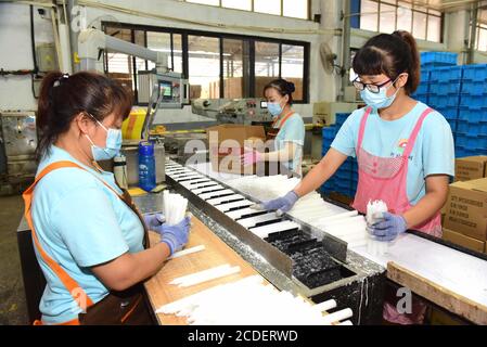 Shijiazhuang, Shijiazhuang, Chine. 28 août 2020. Hebeià¯ÂμÅ'CHINE-ouvriers fabrique des bougies pour l'exportation vers les pays du Moyen-Orient lors d'un atelier de fabrication de bougies dans une usine de lutte contre la pauvreté à Loudi Village, Dongwang Town, Xinle City, Shijiazhuang, province de Hebei en Chine du Nord, 27 août 2020. Récemment, la ville de shijiazhuang Xinle, dans la province de Hebei, plus de 20 000 villes et 12 villages répartis dans l'usine de lutte contre la pauvreté de la ville, élargit activement le recrutement de travailleurs pauvres locaux, accélère la production à pleine vitesse, le retard de la période de construction à faire, afin de s'assurer que cela Banque D'Images