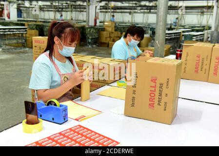 Shijiazhuang, Shijiazhuang, Chine. 28 août 2020. Hebeià¯ÂμÅ'CHINE-ouvriers fabrique des bougies pour l'exportation vers les pays du Moyen-Orient lors d'un atelier de fabrication de bougies dans une usine de lutte contre la pauvreté à Loudi Village, Dongwang Town, Xinle City, Shijiazhuang, province de Hebei en Chine du Nord, 27 août 2020. Récemment, la ville de shijiazhuang Xinle, dans la province de Hebei, plus de 20 000 villes et 12 villages répartis dans l'usine de lutte contre la pauvreté de la ville, élargit activement le recrutement de travailleurs pauvres locaux, accélère la production à pleine vitesse, le retard de la période de construction à faire, afin de s'assurer que cela Banque D'Images