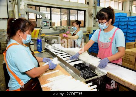 Shijiazhuang, Shijiazhuang, Chine. 28 août 2020. Hebeià¯ÂμÅ'CHINE-ouvriers fabrique des bougies pour l'exportation vers les pays du Moyen-Orient lors d'un atelier de fabrication de bougies dans une usine de lutte contre la pauvreté à Loudi Village, Dongwang Town, Xinle City, Shijiazhuang, province de Hebei en Chine du Nord, 27 août 2020. Récemment, la ville de shijiazhuang Xinle, dans la province de Hebei, plus de 20 000 villes et 12 villages répartis dans l'usine de lutte contre la pauvreté de la ville, élargit activement le recrutement de travailleurs pauvres locaux, accélère la production à pleine vitesse, le retard de la période de construction à faire, afin de s'assurer que cela Banque D'Images