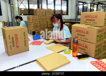 Shijiazhuang, Shijiazhuang, Chine. 28 août 2020. Hebeià¯ÂμÅ'CHINE-ouvriers fabrique des bougies pour l'exportation vers les pays du Moyen-Orient lors d'un atelier de fabrication de bougies dans une usine de lutte contre la pauvreté à Loudi Village, Dongwang Town, Xinle City, Shijiazhuang, province de Hebei en Chine du Nord, 27 août 2020. Récemment, la ville de shijiazhuang Xinle, dans la province de Hebei, plus de 20 000 villes et 12 villages répartis dans l'usine de lutte contre la pauvreté de la ville, élargit activement le recrutement de travailleurs pauvres locaux, accélère la production à pleine vitesse, le retard de la période de construction à faire, afin de s'assurer que cela Banque D'Images