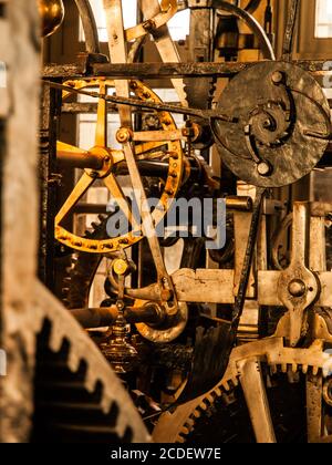 Mécanisme d'horloge. Vue rapprochée des roues dentées et autres pièces mécaniques de l'horloge de tour d'époque. Banque D'Images