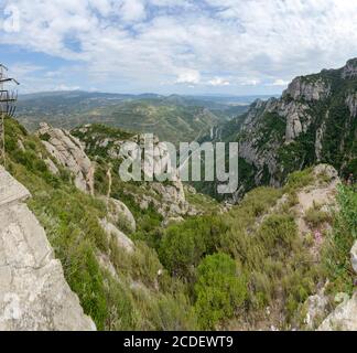 Vue panoramique à grand angle de la vallée du Llobregat depuis le monastère de Montserrat vers Serra de Collcardus et Barcelone, Catalogne, Espagne. Banque D'Images