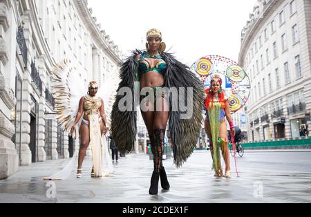 Un trio de danseuses antillaises soca, Donna Cupid-Thuesday, Andrea Wallace et Fiona Compton, divertissent des passants tandis que Samsung dévoile sur le Piccadilly Circus une bande-annonce pour le tout premier Digital Notting Hill Carnival, Londres. Banque D'Images