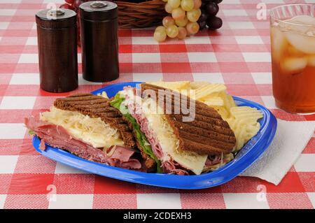 Un sandwich ruben sur une plaque de pique-nique avec du cola Banque D'Images