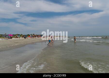 Corbu, Constanta, Roumanie - 14 août 2019 : les gens apprécient une journée d'été reposante sur la dernière plage de Corbu, Roumanie. Banque D'Images