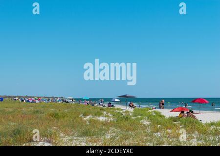 Corbu, Constanta, Roumanie - 18 août 2019 : les gens apprécient une journée d'été reposante sur la dernière plage de Corbu, Roumanie. Banque D'Images