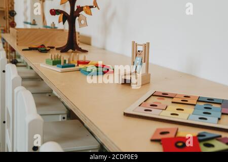 Le bureau en bois avec des jouets en bois montessori la maternelle montessori Banque D'Images