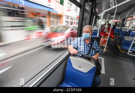 26 août 2020, Hessen, Francfort-sur-le-main : un passager est assis dans un bus électrique du constructeur allemand. DB Region bus Mitte teste actuellement l'utilisation d'un bus électrique à Francfort sur la route entre Griesheim et Unterliederbach. Le véhicule se déplace devant l'autobus à service régulier - les passagers ont donc le choix entre un autobus électronique et un véhicule classique. (Prise de vue avec une vitesse d'obturation plus élevée) photo : Arne Dedert/dpa Banque D'Images