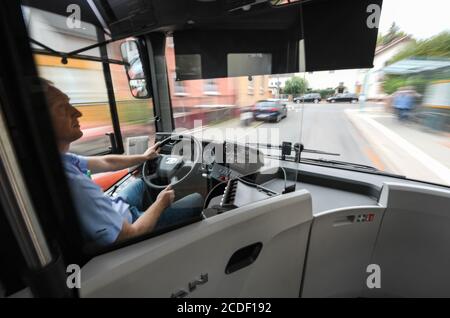 26 août 2020, Hessen, Francfort-sur-le-main: Le chauffeur de bus Ivan Klassni commande un bus électrique du constructeur allemand. DB Region bus Mitte teste actuellement l'utilisation d'un bus électrique à Francfort sur la route entre le quartier de Griesheim de Griesheim et Unterliederbach. Le véhicule se déplace devant l'autobus à service régulier - les passagers ont donc le choix entre un autobus électronique et un véhicule classique. (Prise de vue avec une vitesse d'obturation plus élevée) photo : Arne Dedert/dpa Banque D'Images