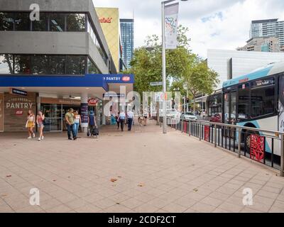 Vue sur un trottoir dans la banlieue de Chatswood, dans le nord inférieur Façade de la rive et des commerces de détail pendant un été nuageux après-midi Banque D'Images