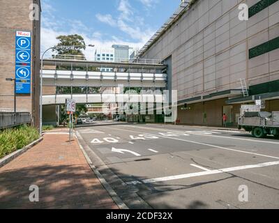 Vue sur une rue dans la banlieue de Chatswood dans le nord inférieur Pont côtier et piétonnier reliant le centre commercial et le parking de Westfield l'après-midi ensoleillé d'été Banque D'Images