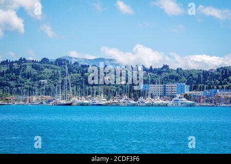 Île de Corfou/Grèce- 5 mai 2019:vue du port de plaisance de Gouvia - yachts blancs, voiliers et bateaux, ciel bleu avec des nuages blancs. Magnifique paysage d'été Banque D'Images