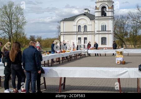 Brest, Bélarus - 18 avril 2020 : paroissiens masqués en relation avec le Covid-19 pour 2020 Pâques orthodoxes. Banque D'Images