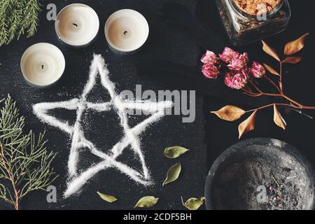 Symbole de pentagramme de sel sur l'autel de sorcière wiccan. Pose plate de pentagramme fait main pour la protection et la méditation pour le rituel de sorcellerie Banque D'Images