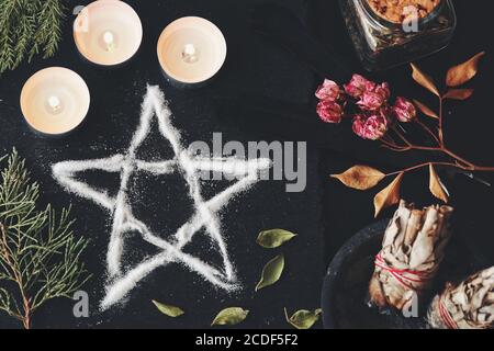 Symbole de pentagramme de sel sur l'autel de sorcière wiccan. Pose plate de pentagramme fait main pour la protection et la méditation pour le rituel de sorcellerie Banque D'Images