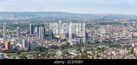 Francfort, Allemagne - 27 mai 2020: Francfort vue panoramique ville photo aérienne main rivière Commerzbank gratte-ciel en Allemagne. Banque D'Images