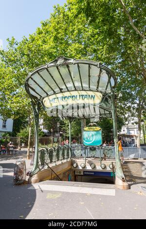 Paris, France - 23 juillet 2019: Métro Paris entrée Metropolitain Station Abbesses Art Nouveau format portrait MRT en France. Banque D'Images