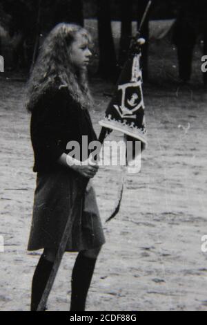 Belle photographie vintage en noir et blanc des Scouts européens campant dans le grand air des années 1970. Banque D'Images