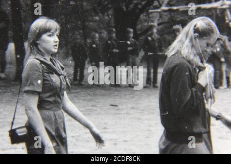 Belle photographie vintage en noir et blanc des Scouts européens campant dans le grand air des années 1970. Banque D'Images