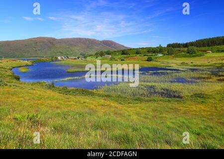 Image montrant Loch a' Muhilinn et Shore Street sur la péninsule APPLECROSS, West Highlands, Écosse, Royaume-Uni. Banque D'Images