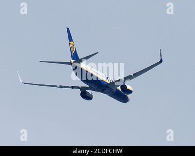 Sheerness, Kent, Royaume-Uni. 28 août 2020. Un Boeing 737-8AS de Ryanair, reg 'EI-GXG', est arrivé à l'aéroport de Southend après avoir pris l'avion de Reus, en Espagne. Ryanair a augmenté les vols entre l'aéroport de Southend et le Portugal car le gouvernement donne aux vacanciers le feu vert pour visiter le pays. Crédit : James Bell/Alay Live News Banque D'Images