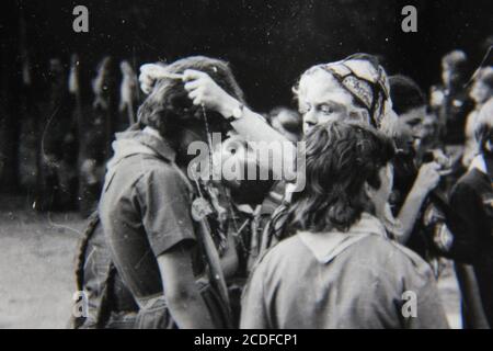 Belle photographie vintage en noir et blanc des Scouts européens campant dans le grand air des années 1970. Banque D'Images