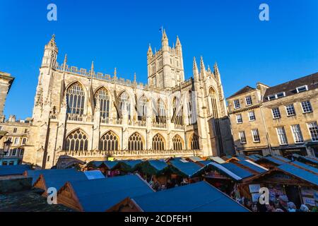 L'abbaye de Bath, ancien monastère bénédictin de Bath, Somerset, dans le sud-ouest de l'Angleterre, lors de la foire annuelle de Noël de décembre, journée ensoleillée avec ciel bleu Banque D'Images