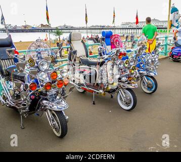 Motos-scooters vintage avec phares à Brighton de l'ère Mods et Rockers, avec plusieurs phares et rétroviseurs d'aile Banque D'Images