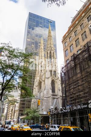 Cathédrale St Patrick, Fifth Avenue, Manhattan, New York, New York, Etats-Unis : un bâtiment historique contrastant avec l'immeuble de bureaux moderne adjacent Banque D'Images