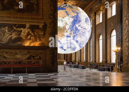 Londres, Royaume-Uni. 28 août 2020. L'œuvre de l'artiste Luke Jerram Gaia, une réplique de la planète Terre créée à l'aide d'images détaillées de la NASA sur la surface de la Terre, est exposée dans le Painted Hall of the Old Royal Naval College à Greenwich, Londres, Royaume-Uni, le 28 août 2020 dans le cadre du festival international de Greenwich et des Docklands 2020. (Photo de Claire Doherty/Sipa USA) crédit: SIPA USA/Alay Live News Banque D'Images