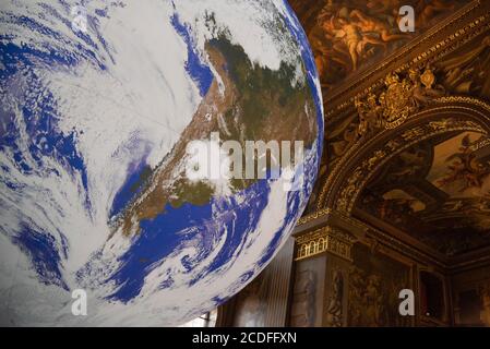 Londres, Royaume-Uni. 28 août 2020. L'œuvre de l'artiste Luke Jerram Gaia, une réplique de la planète Terre créée à l'aide d'images détaillées de la NASA sur la surface de la Terre, est exposée dans le Painted Hall of the Old Royal Naval College à Greenwich, Londres, Royaume-Uni, le 28 août 2020 dans le cadre du festival international de Greenwich et des Docklands 2020. (Photo de Claire Doherty/Sipa USA) crédit: SIPA USA/Alay Live News Banque D'Images